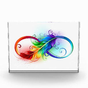 Unendlichkeitssymbol mit Regenbogenfeder Fotoblock