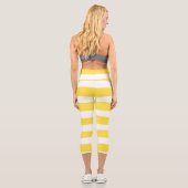 Uneven Streifen - gelb und weiß Capri Leggings (Rückseite)