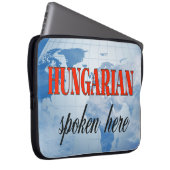 Ungarisch, gesprochen hier bewölkte Erde Laptopschutzhülle (Vorne Rechts)