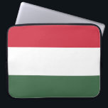 Ungarische Flagge Laptopschutzhülle<br><div class="desc">Dieses Design zeigt die Nationalflagge Ungarns (auf Ungarisch Magyarország genannt), das ein Land in Mitteleuropa ist. Ungarn grenzt im Norden an die Slowakei, im Nordosten an die Ukraine, im Osten an Rumänien und im Südosten an Serbien, im Süden an Kroatien und Slowenien, im Südwesten an Österreich und im Westen an...</div>
