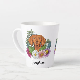 Ungarischer Vizsla mit farbenfrohen Blumen und Nam Milchtasse