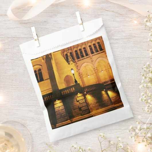 Ungarisches Gebäude Geschenktütchen (Ausgeschnitten)