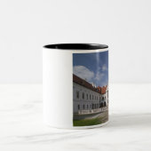 Ungarn, Budapest, Godollo: Royal Mansion, Zuhause Zweifarbige Tasse (Mittel)