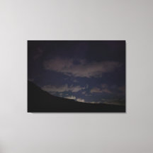 Ungefilterter Nachthimmel mit Sternen und Wolken