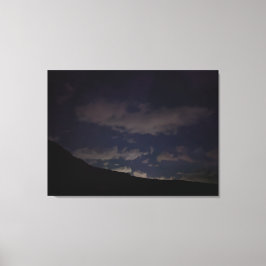 Ungefilterter Nachthimmel mit Sternen und Wolken Leinwanddruck