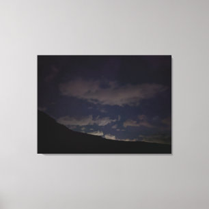 Ungefilterter Nachthimmel mit Sternen und Wolken Leinwanddruck
