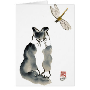 Ungenießbares Insekt [Libelle] und graues Kätzchen