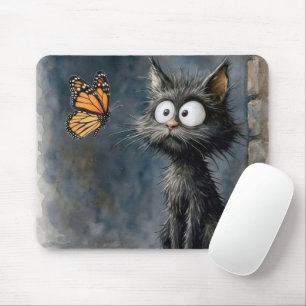 Ungepflegte Katze starrt auf einen Schmetterling Mousepad