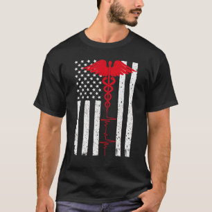 Ungestörte Pflege der amerikanischen Flagge in den T-Shirt