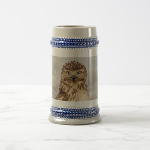 Ungetarnter Rotschwanzfalken auf dem Boden Bierglas