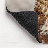 Ungetarnter Rotschwanzfalken auf dem Boden Mousepad (Ecke)