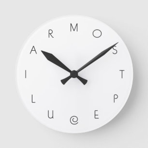 Ungewöhnlich Schwarz-weiße Großbuchstaben Runde Wanduhr