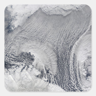 Ungewöhnliche Wolkenbildungen über dem Barentsse Quadratischer Aufkleber