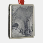 Ungewöhnliche Wolkenformationen über der Barentsse Silbernes Ornament (Rechts)