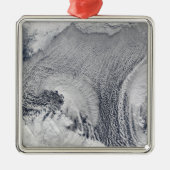 Ungewöhnliche Wolkenformationen über der Barentsse Silbernes Ornament (Vorne)