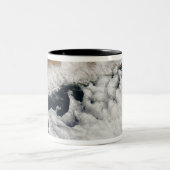 Ungewöhnliche Wolkenformationen Zweifarbige Tasse (Mittel)
