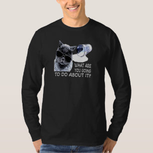 Unglaublich witzig Katzenzuckerung über Milch und T-Shirt