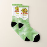 Unglaubliche Graublüten und Bienen Socken<br><div class="desc">Die unglaublichsten grauen Sonnenblumen, Hummeln und Geschenkideen der Welt in hübschen, kühnen, hellen Farben wie Orange, Grün, Rot und Gelb. Grosser Geburtstag, Urlaub oder besondere Anlass Geschenke für eine Oma. Niedlich, süß und whimsical, diese lustigen femininen Geschenke wird sie lächeln.Tags: "Hellgrün-gelb-orange", "buntes Blumengeschenk für Grammie", "Welten bester Grammy je Sonnenblumen",...</div>