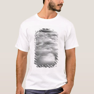 Unheimliche Wolke bei Sonnenaufgang. T-Shirt