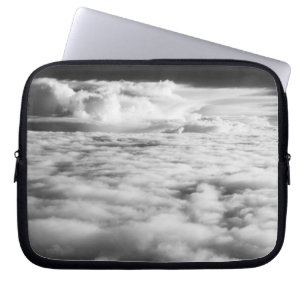 Unheimliche Wolkenlandschaft bei Sonnenaufgang. 2 Laptopschutzhülle