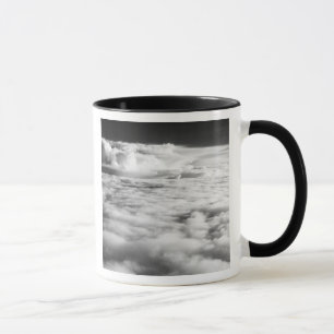 Unheimliche Wolkenlandschaft bei Sonnenaufgang. 2 Tasse