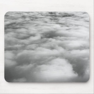 Unheimliche Wolkenlandschaft bei Sonnenaufgang. Mousepad