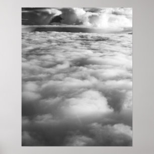 Unheimliche Wolkenlandschaft bei Sonnenaufgang. Poster