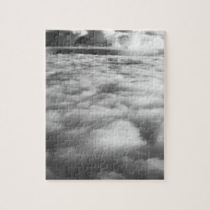 Unheimliche Wolkenlandschaft bei Sonnenaufgang. Puzzle