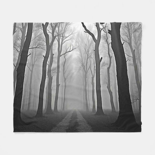 Unheimlicher nebliger Waldweg Kunst Fleecedecke (Vorderseite (Horizontal))