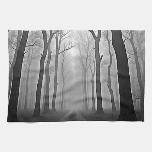 Unheimlicher nebliger Waldweg Kunst Geschirrtuch (Horizontal)