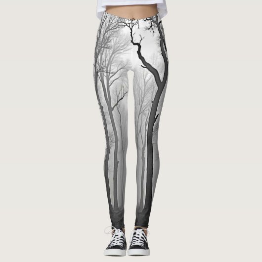 Unheimlicher nebliger Waldweg Kunst Leggings (Vorderseite)