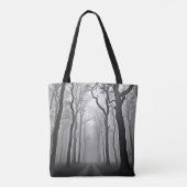 Unheimlicher nebliger Waldweg Kunst Tasche (Rückseite)