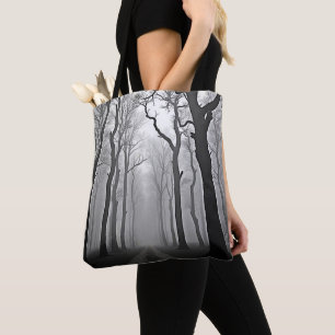 Unheimlicher nebliger Waldweg Kunst Tasche
