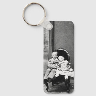 Unheimliches Vintage-Porträt von Geschwistern Schlüsselanhänger