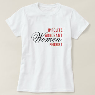Unhöfliche arrogante Frauen halten an T-Shirt