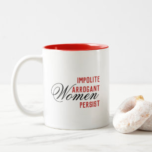 Unhöfliche arrogante Frauen halten an Zweifarbige Tasse