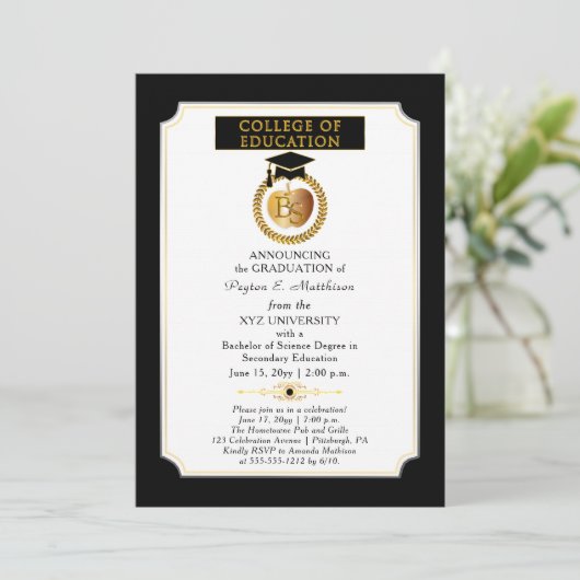 Uni der Bildung Grad Gold Apple Abschluss Einladung (Stehend Vorderseite)
