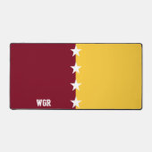 Uni-Farben-Maroon und Gold-Monogramm Schreibtischunterlage (Vorderseite)