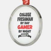 Uni Freshman by Day Gamer by Night Ornament Aus Metall (Links)