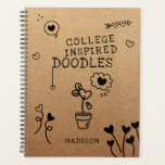 Uni Inspiriert Doodles Funny Girl Personalisiert Planer<br><div class="desc">Uni Inspiriert Doodles Funny Girly Personalisiert Planners enthält den Text "Uni inspiriert Doodles" mit einer Vielzahl von gürteligen Liebe Herzdoodles auf einem Kraftpapierhintergrund mit Ihrem personalisierten Namen unten. Personalisieren Sie den Text durch Bearbeiten in den bereitgestellten Textfeldern. Entwickelt für Sie von ©Evco Studio www.zazzle.com/store/evcostudio</div>