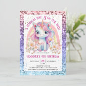 Unicorn 4th Birthday Gold Glitter Floral Rainbow Einladung (Stehend Vorderseite)