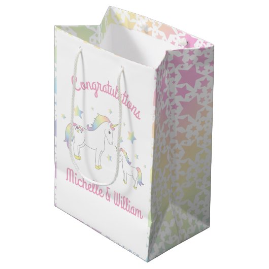 Unicorn Baby Shower Pastel Rainbow Mittlere Geschenktüte (Vorderseite Schrägansicht)