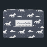Unicorn Midnight Sky Muster Personalisiert iPad Mini Hülle<br><div class="desc">Einhörner,  Sterne und puffige Wolken in einem traumhaften Mitternachtshimmel auf skurrilen personalisierten Cover.</div>