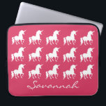 Unicorn-Muster-personalisierte rosa Laptopschutzhülle<br><div class="desc">Unicorn-Muster-personalisierte rosa Silhouette-Mädchen-Neopren-Laptop-Hülse. Ein hübsches Muster der weißen Unicorn-Silhouetten auf hellem rosa Hintergrund. Fertigen Sie zur Änderungshintergrundfarbe zu einer anderen Farbe besonders an. Personifizieren Sie diesen kundenspezifischen Laptopkasten mit Namen im schönen Skript-Schriftart unter die Unicorns. Themed elektronische Zusätze des hübschen Unicorn für Kinder,  Tweens und jugendlich Mädchen.</div>