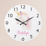 Unicorn, rosa, weiße Bezeichnung Große Wanduhr<br><div class="desc">Weiße,  mit einem niedlichen,  einpoligen,  weiß-rosa Gesicht dekorierte Untergrundfläche. Personalisieren und fügen Sie einen Namen,  rosa Buchstaben.</div>