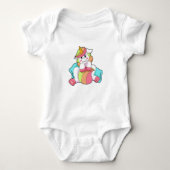 Unicorn Shy mit Kissen Baby Strampler (Vorderseite)