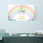 Unicornfahne mit Blumen und einem Regenbogen Banner (Messeveranstaltung)