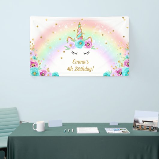 Unicornfahne mit Blumen und einem Regenbogen Banner (Messeveranstaltung)