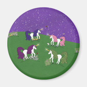 Unicorns auf dem Gebiet unter lila Magnet