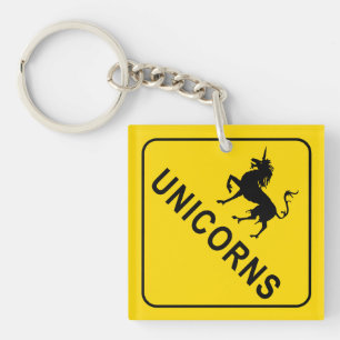 Unicorns, die das Straßenzeichen überqueren Schlüsselanhänger